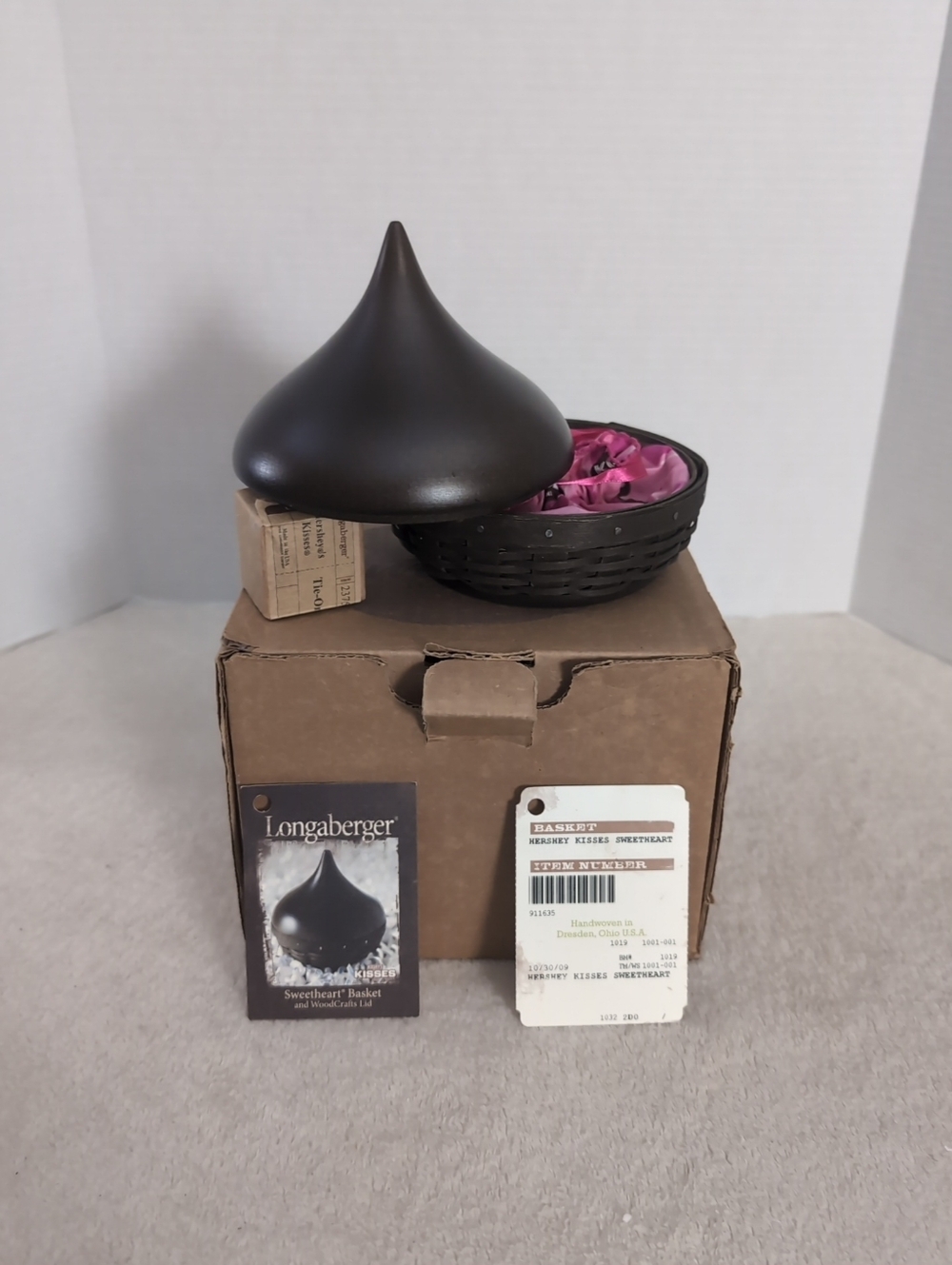 2010 Longaberger Sweetheart HERSHEY KISSES Basket w/ Lid, Liner Protector Tie-on